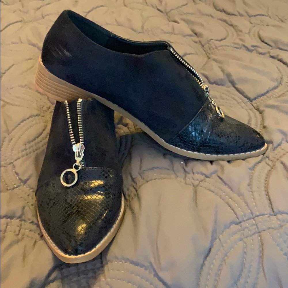 😍 JG zip navy shoes, look great with jeans